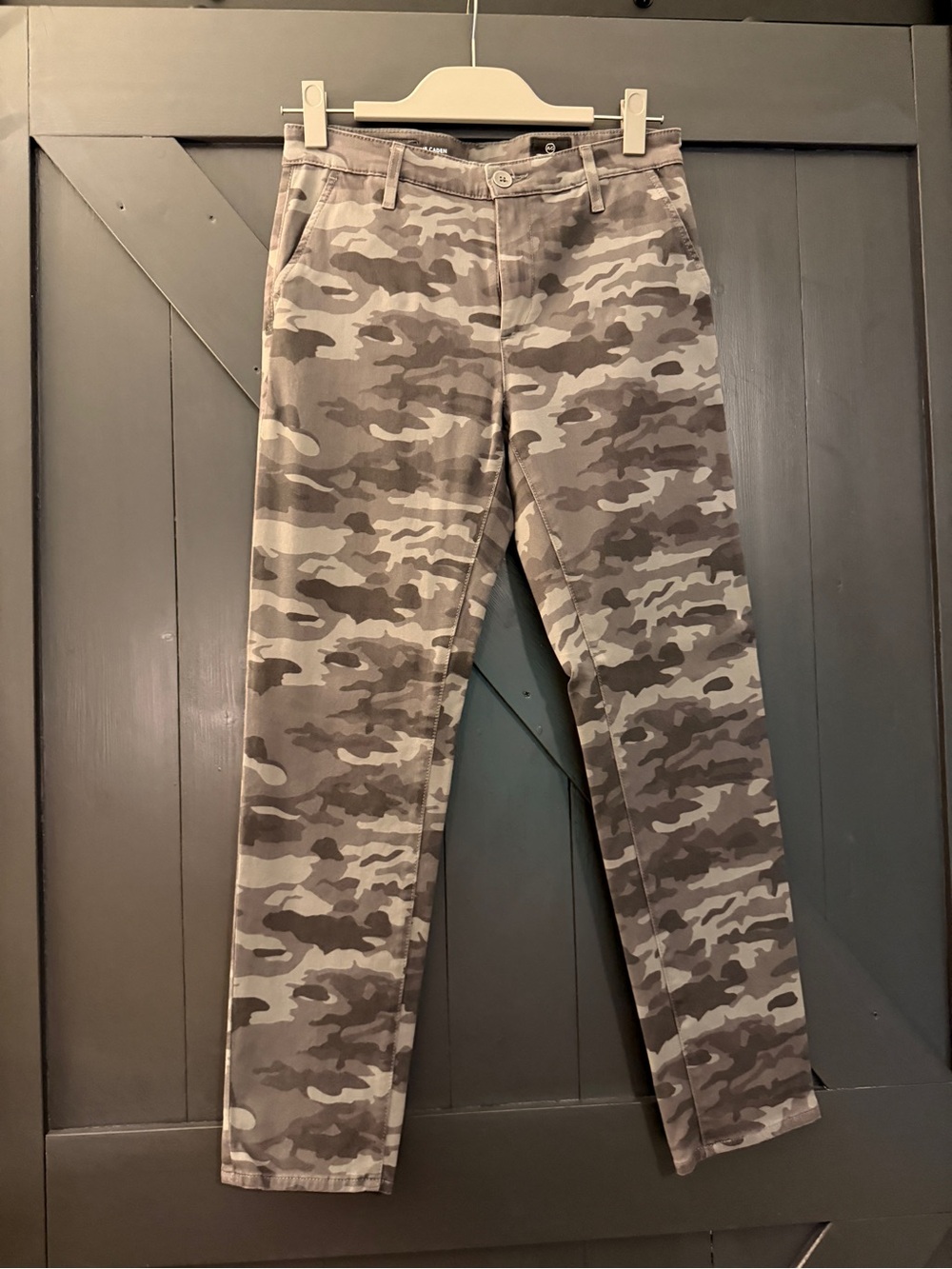 AG The Caden Tailored Trouser in camo size 26, inseam 27”